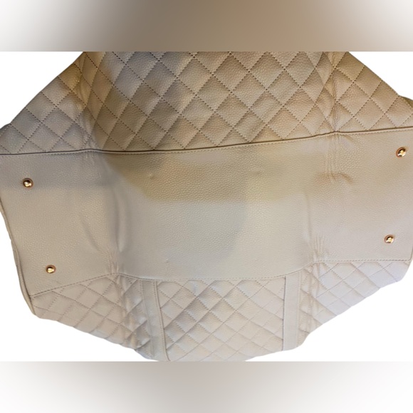 NWT Women’s quilted leather tote - Picture 3 of 5